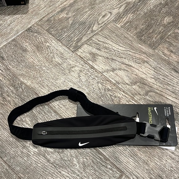 Nike Accessories - Nike stretchable waistpack